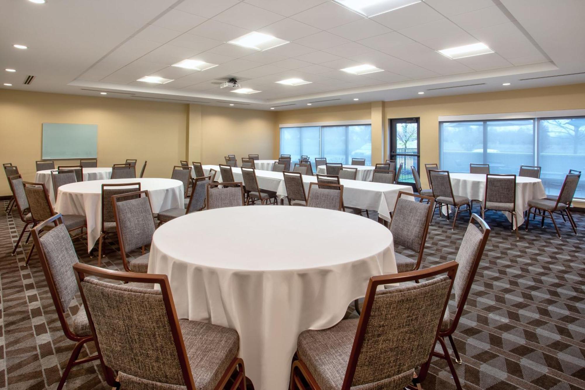 TownePlace Suites by Marriott Detroit Belleville Extérieur photo